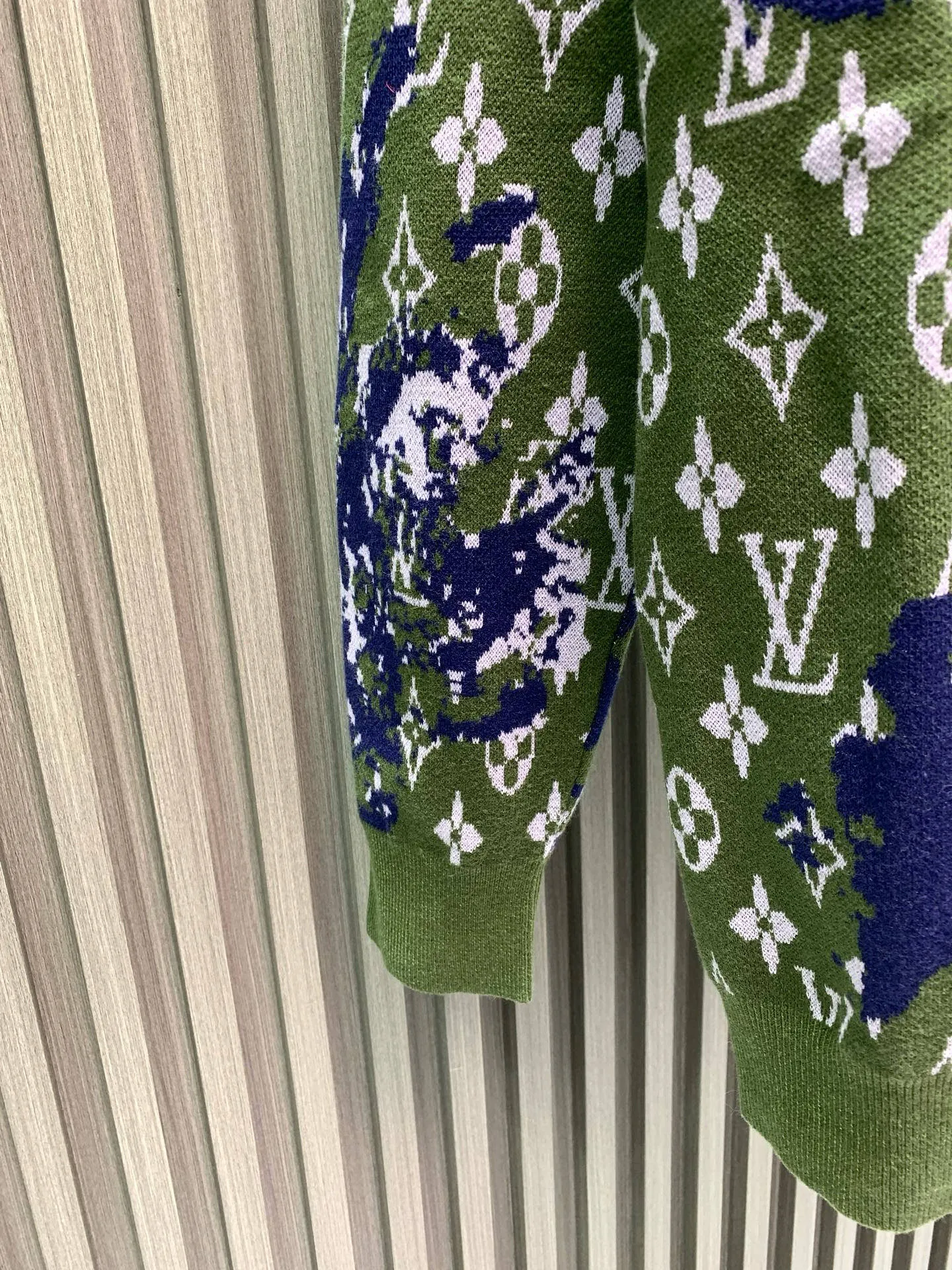 🅿️410 🀄️ Louis Vuitton Louis Vuitton 25* letter pullover long-sleeved Polo collar sweater. Irregular blue embroidery on the chest and back highlights the layering of the entire dress. 🔥Freshly released. The green jacquard texture interprets the full Rainbow Monogram pattern. The effect is like a gradient color painted with colored pencils. The effect creates a vintage look. Made of 100% cotton. New multi-color double-layer jacquard technology. The jacquard yarn on the back and the contrast-dyed jacquard denim create a jacquard effect combined with an old-fashioned effect. It has a strong texture and a nostalgic atmosphere.
